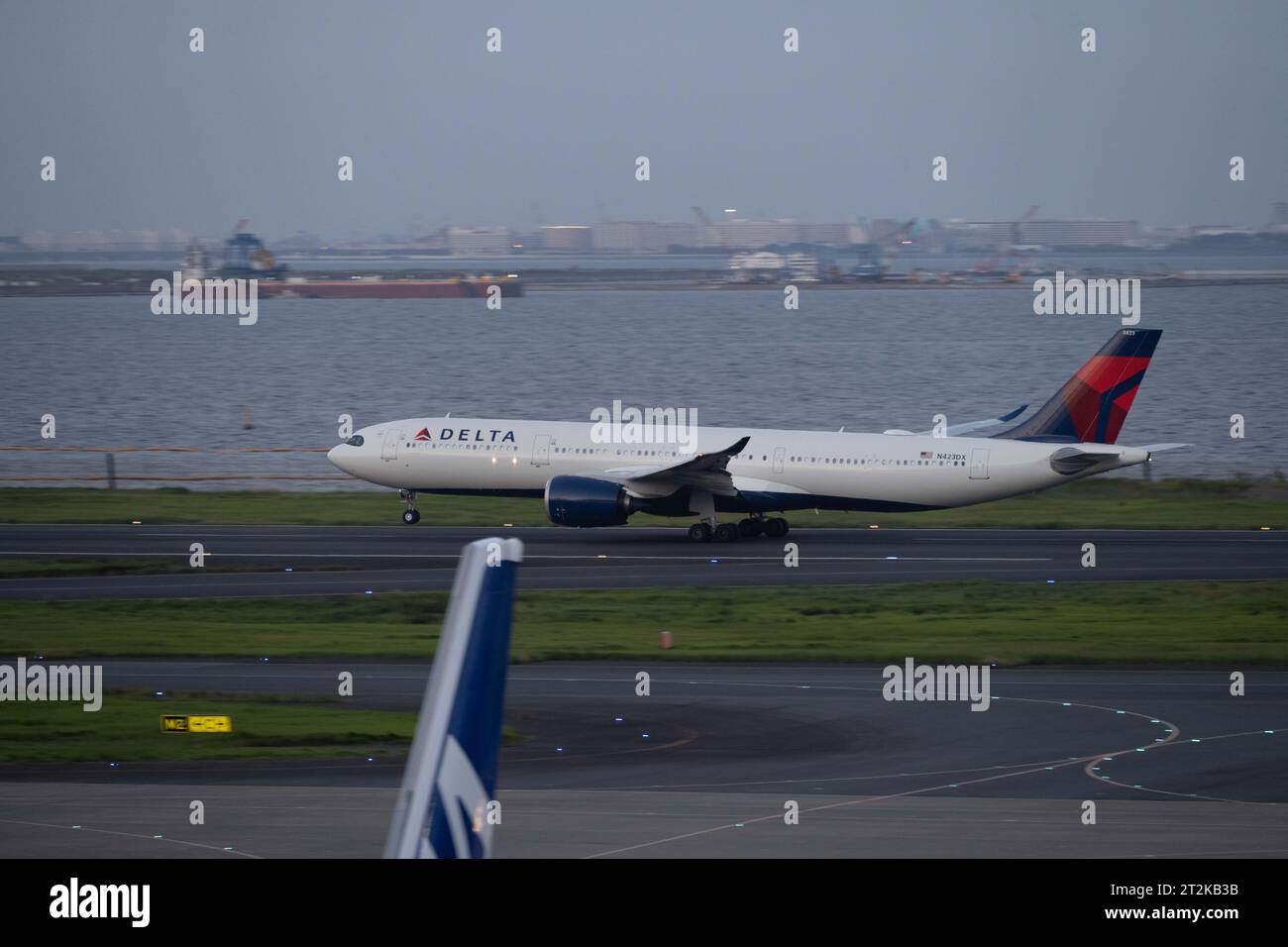 Tokio, Japan. Oktober 2023. A Delta Airlines (DAL) Airbus A330neo (N423DX) mit Abfahrt nach Los Angeles. Luftfahrt-Industrie-Bewegungen am Haneda Tokyo International Airport. Jetliner, Fluggesellschaften, zivile Flugreisen. (Kreditbild: © Taidgh Barron/ZUMA Press Wire) NUR REDAKTIONELLE VERWENDUNG! Nicht für kommerzielle ZWECKE! Stockfoto