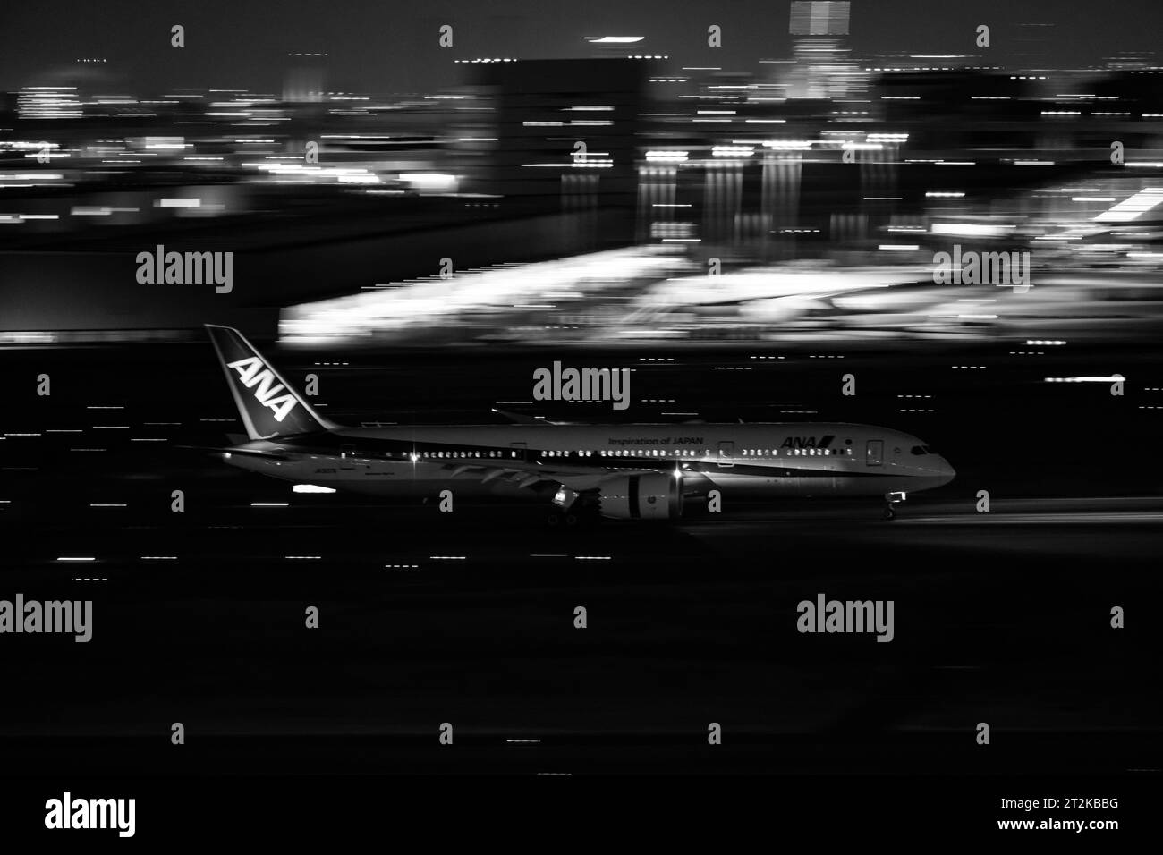 Tokio, Japan. Oktober 2023. Eine All Nippon Airways (ANA) Boeing 787 (JA937A) landet. Luftverkehrsflugzeuge am Haneda Tokyo International Airport. Jetliner, Fluggesellschaften, zivile Flugreisen. (Kreditbild: © Taidgh Barron/ZUMA Press Wire) NUR REDAKTIONELLE VERWENDUNG! Nicht für kommerzielle ZWECKE! Stockfoto