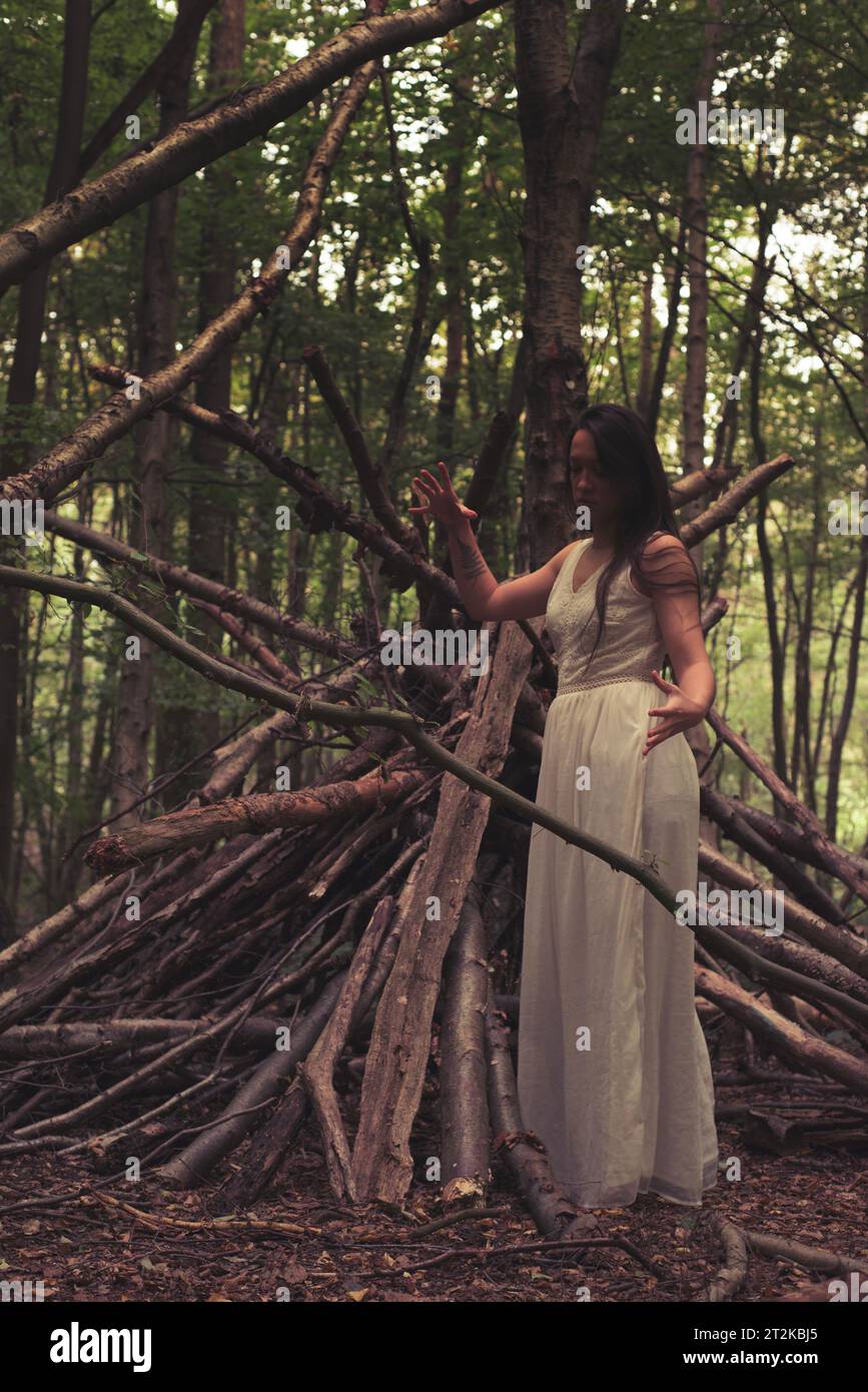 Einsame Frau in weißem Kleid im Wald, Braut, Hexerei, magischer Wald, England Stockfoto
