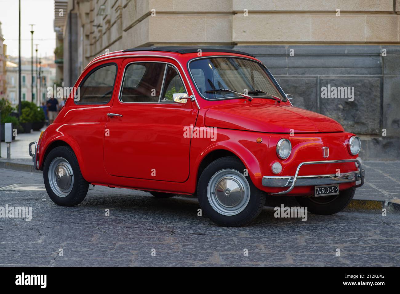 Der Fiat 500, auch bekannt als Cinquecento, wird auf einer Straße im historischen Ortygia auf Sizilien geparkt. Stockfoto