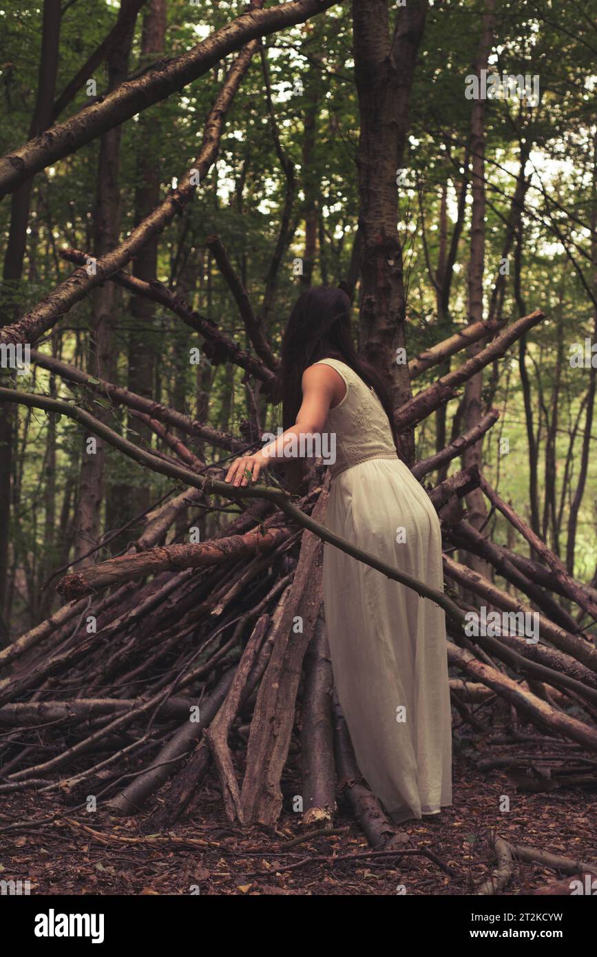 Einsame Frau in weißem Kleid im Wald, Braut, Hexerei, magischer Wald, England Stockfoto