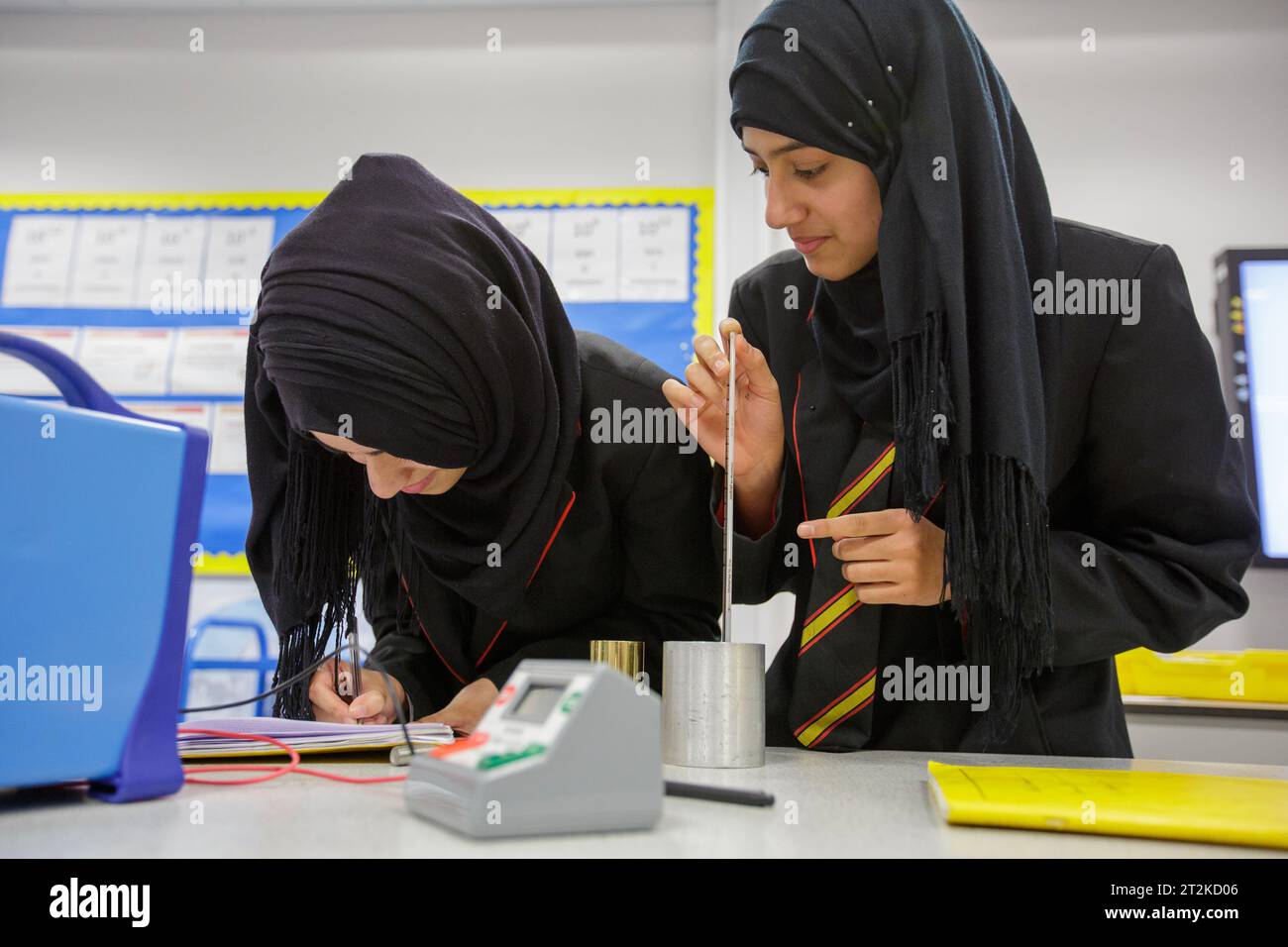 Muslimische Mädchen in einem Wissenschaftsunterricht an einer britischen Sekundarschule. Stockfoto