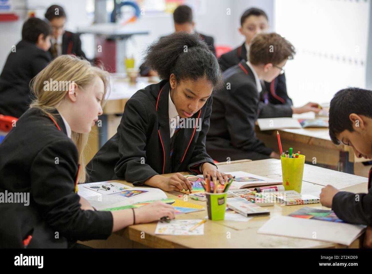 Ein Kunstkurs an einer britischen Sekundarschule. Stockfoto