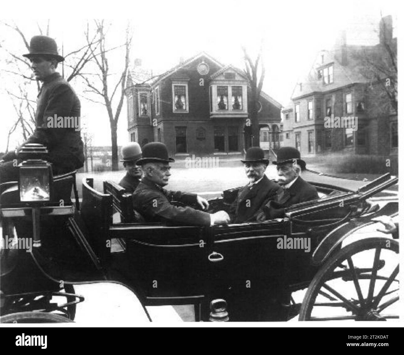 Saginaw, MI Würdenträger besuchen 1908 die Baustelle von Saginaws Auditorium in South Washington und Janes. Von links nach rechts: Fahrer (unbekannt), Edward Hartwick (Herausgeber des Labor-Exponenten), William S. Linton (Kongressabgeordneter), Bürgermeister William B. Baum, William R. Burt (Geschäftsmann) Stockfoto