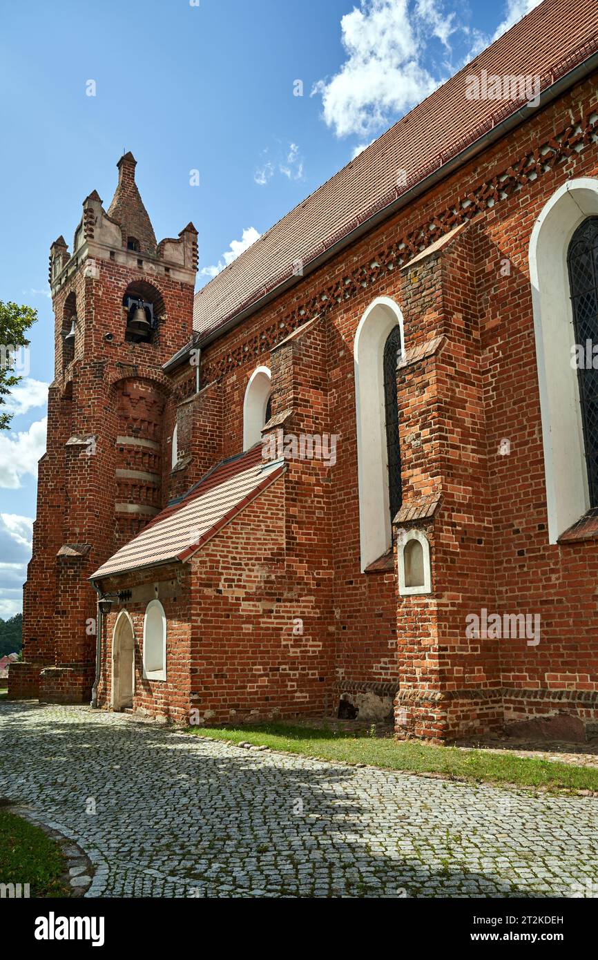 Die gemauerte, historische, gotische Pfarrkirche St. Geburt der Heiligen Jungfrau Maria im Dorf Kamionna in Polen Stockfoto