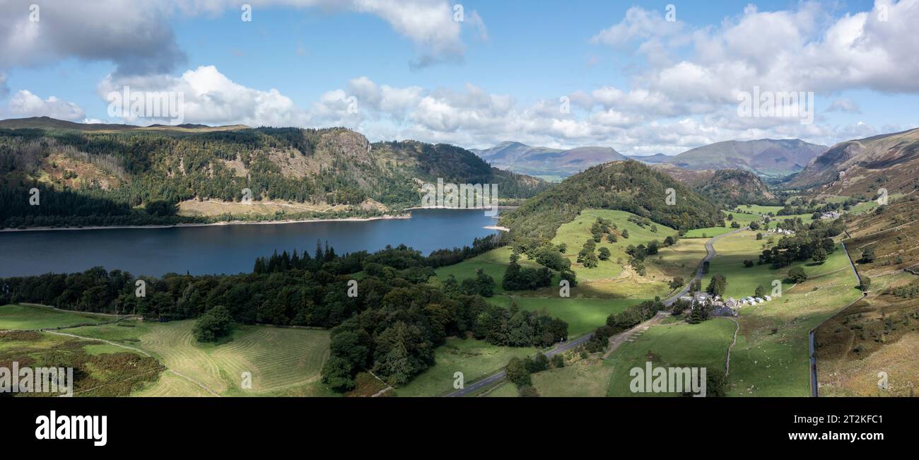 Panoramablick auf das nördliche Ende von thirlmere im Seenviertel mit Rabenfelsen links vom Zentrum großartig, wie rechts vom Zentrum hoch auf dem Ri liegt Stockfoto