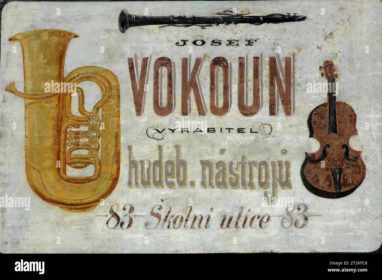 Vintage-Geisterschildwerbung für Joseph Vokoun, Musikinstrumentenbauer, über Neorenaissance, Belle Epoque (Ende des 19. Jahrhunderts/Anfang des 20. Jahrhunderts) auf dem Alšovo-Platz in Písek, Südböhmen, Tschechien. Stockfoto