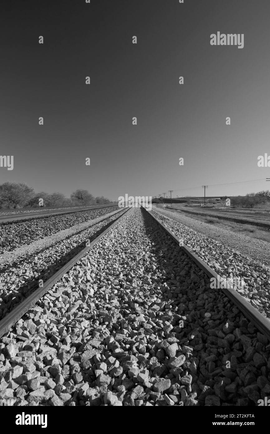 Eisenbahngleise bilden Einen entfernten Fluchtpunkt Stockfoto