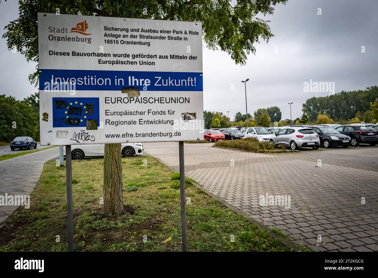 Oranienburg im Bundesland Brandenburg Bahnhof Oranienburg, PR Parkund Ride Parkplatz für Pendler, ÖPNV - 20.10.2023 Oranienburg *** Oranienburg im Land Brandenburg Bahnhof Oranienburg, P R Park and Ride Parkplatz für Pendler, öffentliche Verkehrsmittel 20 10 2023 Oranienburg Stockfoto