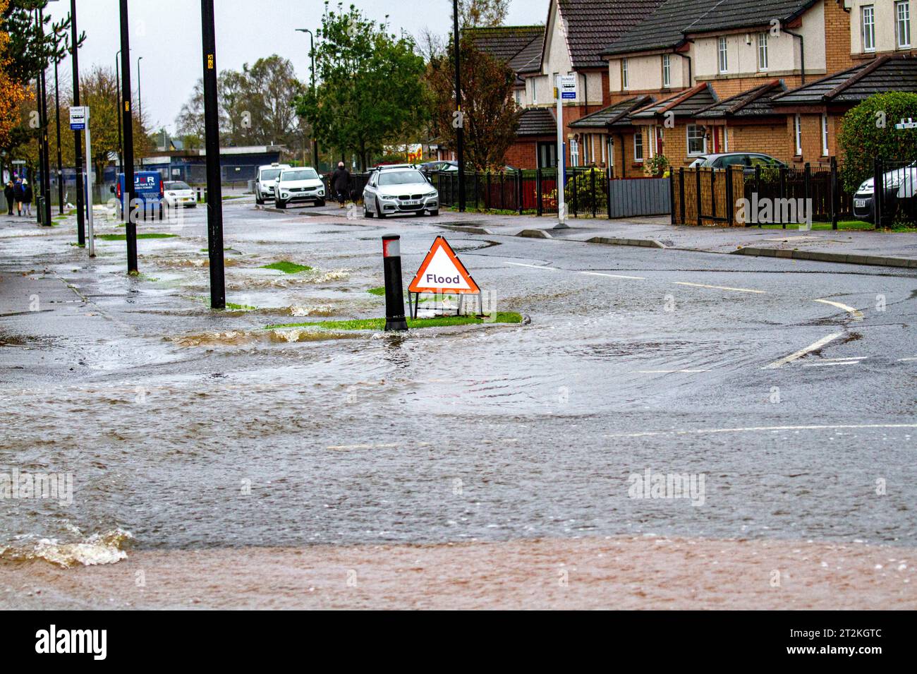 Dundee, Tayside, Schottland, Großbritannien. Oktober 2023. Wetter in Großbritannien: Starker Regen und starke Winde von Storm Babet verursachen erhebliche Verkehrsstörungen in Ardler Village Dundee, die Busse und Autofahrer aufgrund stark überfluteter Straßen umleiten müssen. Autofahrer werden durch überflutete Straßen gefahren, wodurch Wasser außergewöhnlich hoch spritzt. Die Polizei Schottlands hat Warnungen ausgegeben, um das Fahren auf Straßen in Gebieten, die von der roten Wetterwarnung betroffen sind, möglichst zu vermeiden und um ein hohes Risiko von Störungen in den Gebieten zu vermeiden, die von den gelben Wetterwarnungen betroffen sind. Quelle: Dundee Photographics/Alamy Live News Stockfoto