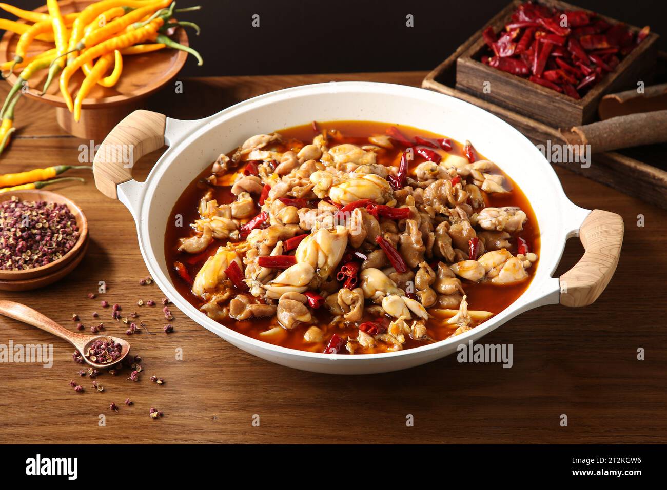 Frosch mit eingelegtem Pfeffer, Ochsenfrosch in saurer Suppe Stockfoto