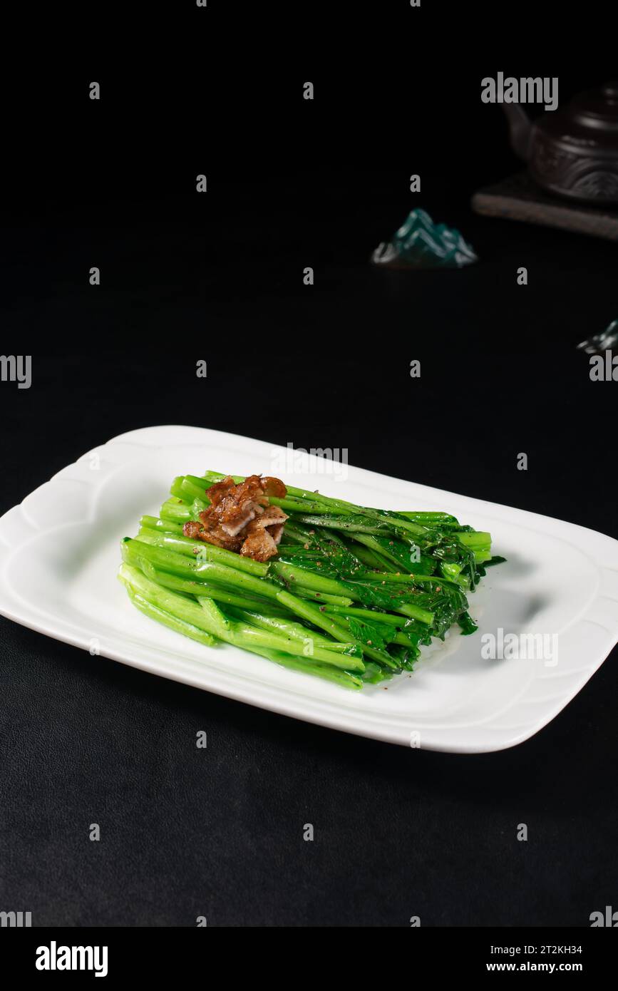 Gebratener (Sautéed) Hainan Kale，gebratener chinesischer Grünkohl (chinesischer Brokkoli) mit Austernsauce Stockfoto