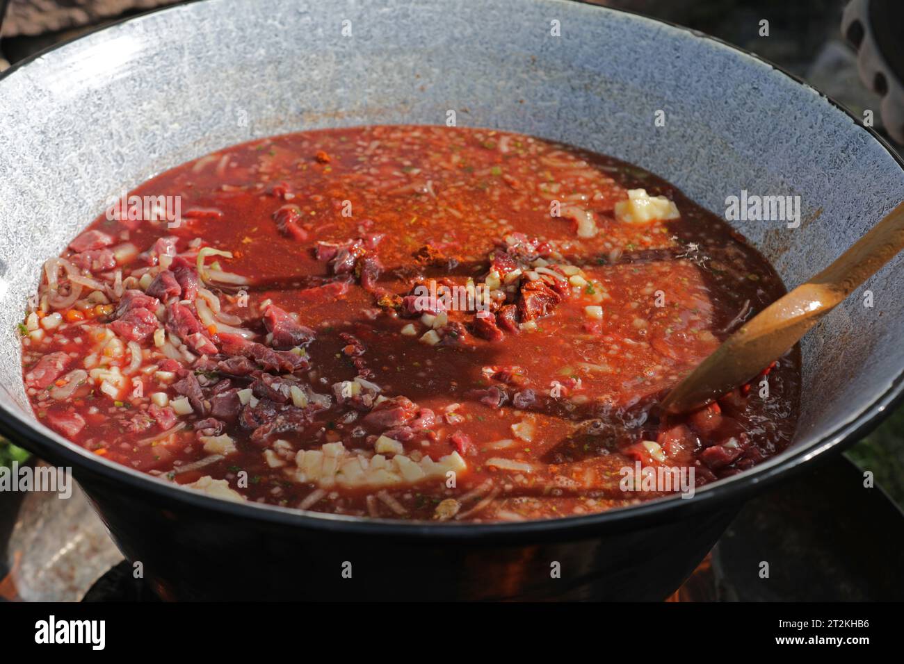 Fleisch und Gemüse in einem Gulasch-Wasserkocher an einer Feuerstelle Stockfoto