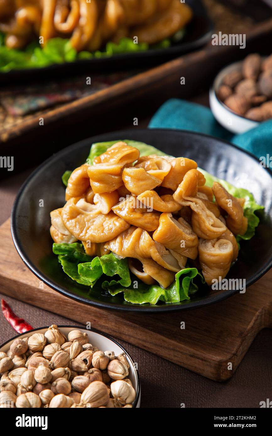 Marinierte Schweinedärmchen in Gewürzsauce Stockfoto