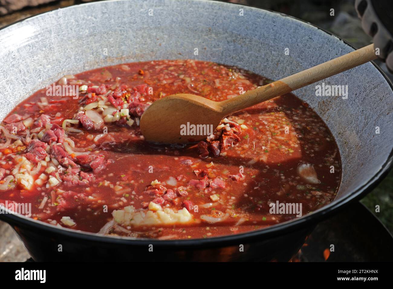 Fleisch und Gemüse in einem Gulasch-Wasserkocher an einer Feuerstelle Stockfoto