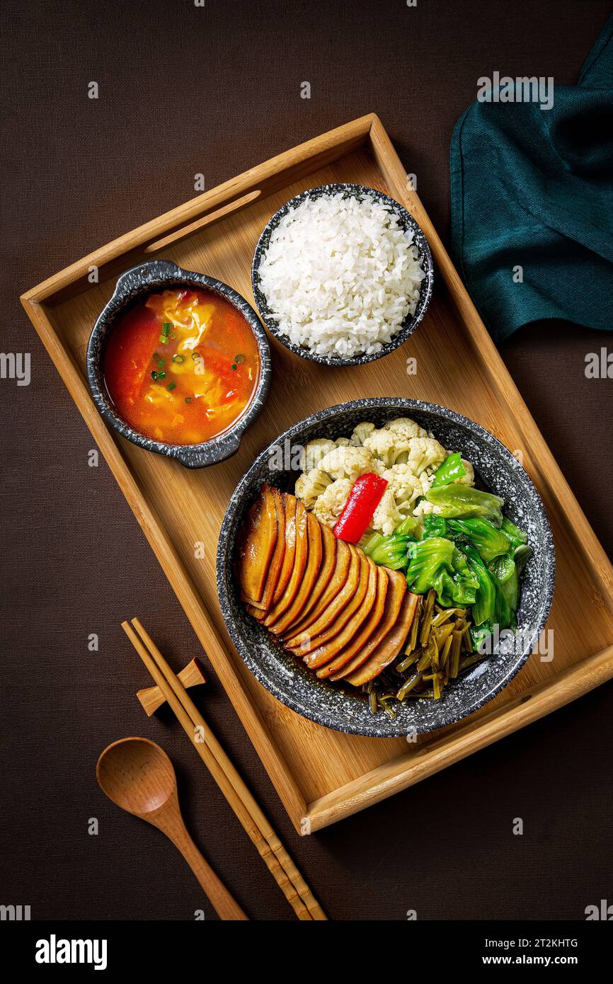 Traditionelle köstliche marinierte Schweinezunge mit Reis, festes Menü Stockfoto