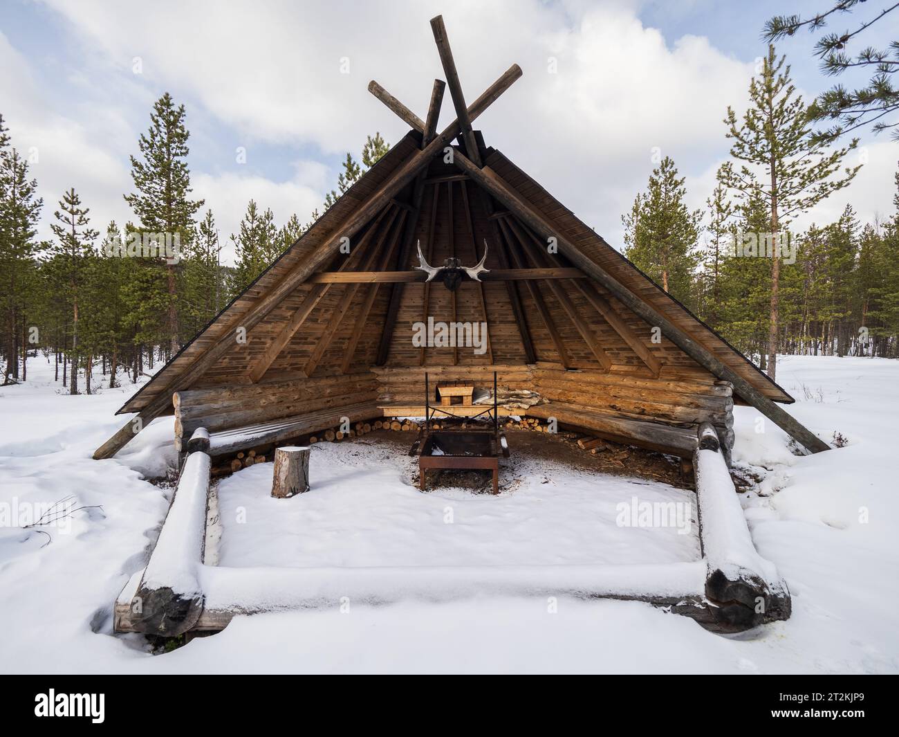 Ruheplatz in einer Holzhütte in einem finnischen Wald Stockfoto