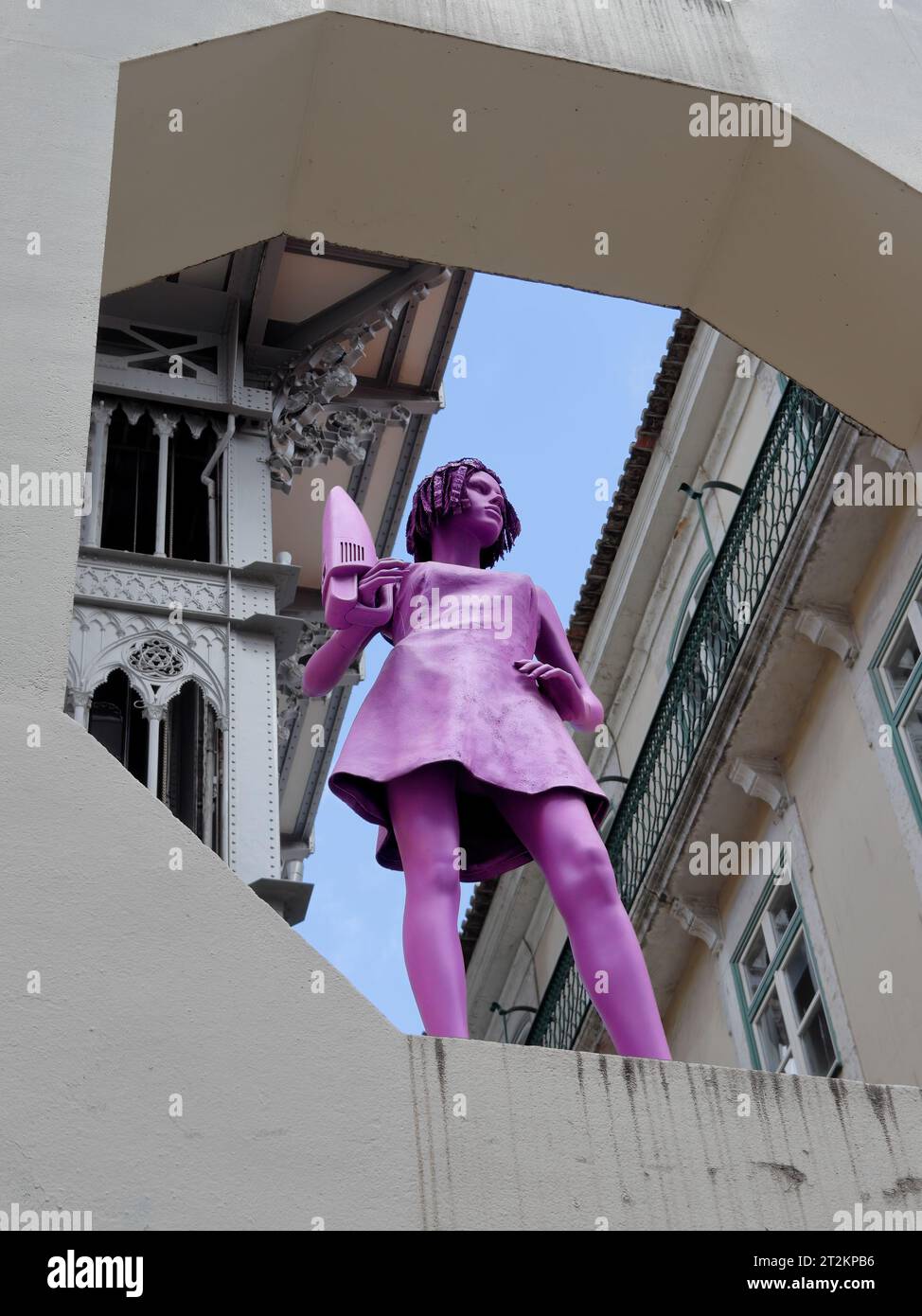 Eine pinkfarbene Skulptur von Sofia des mysteriösen Künstlers Superlinox auf der Rua do Carmo hinter dem Santa Justa Lift Stockfoto