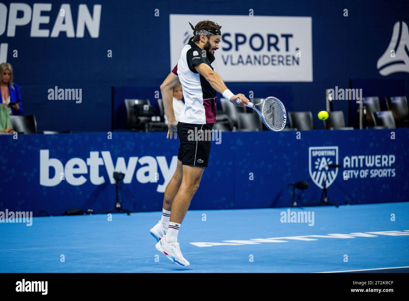 Antwerpen, Belgien. Oktober 2023. Monacos Hugo Nys wurde am Donnerstag, den 19. Oktober 2023, in Antwerpen während eines Einzelspiels in der zweiten Runde beim European Open Tennis ATP Turnier in Aktion gezeigt. BELGA FOTO LAURIE DIEFFEMBACQ Credit: Belga News Agency/Alamy Live News Stockfoto