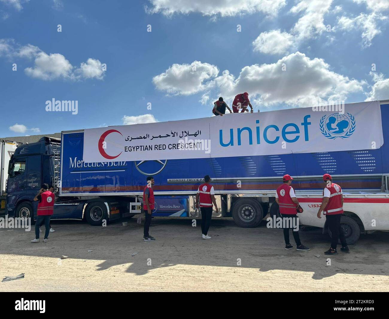 Al Arish. Oktober 2023. Mitarbeiter des ägyptischen Roten Halbmonds bereiten am 20. Oktober 2023 Lastwagen mit Hilfsgütern in Al-Arish vor, 45 Kilometer vom Rafah-Übergang in Ägypten entfernt. Auf der ägyptischen Seite des Grenzübergangs warten laut der ägyptischen Al-Qahera News viele LKW mit Tonnen Hilfsgütern, die kürzlich von mehreren Ländern und der Weltgesundheitsorganisation gespendet wurden, um am Freitag in Gaza zu überqueren. Quelle: Ahmed Gomaa/Xinhua/Alamy Live News Stockfoto