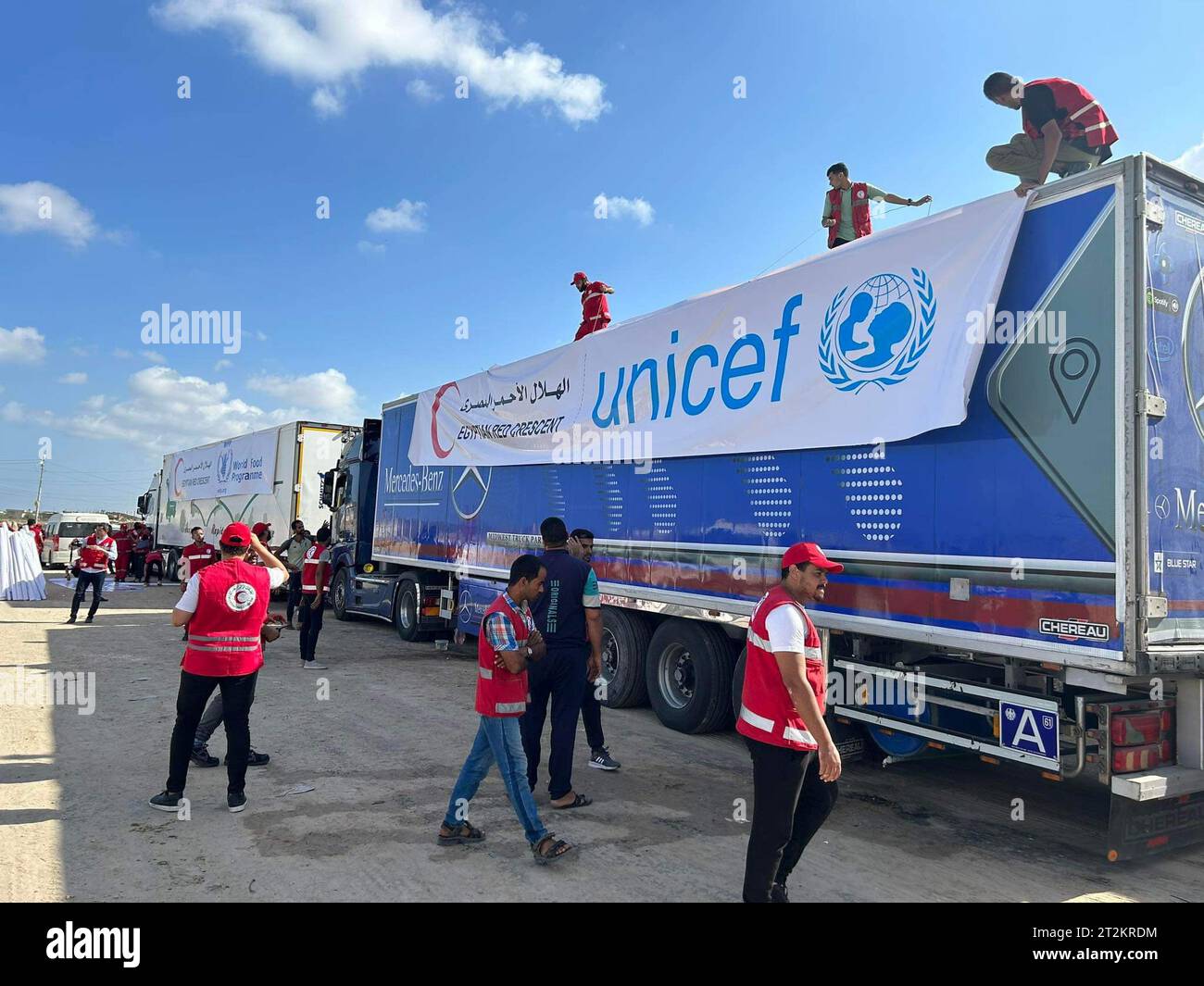Al Arish. Oktober 2023. Mitarbeiter des ägyptischen Roten Halbmonds bereiten am 20. Oktober 2023 Lastwagen mit Hilfsgütern in Al-Arish vor, 45 Kilometer vom Rafah-Übergang in Ägypten entfernt. Auf der ägyptischen Seite des Grenzübergangs warten laut der ägyptischen Al-Qahera News viele LKW mit Tonnen Hilfsgütern, die kürzlich von mehreren Ländern und der Weltgesundheitsorganisation gespendet wurden, um am Freitag in Gaza zu überqueren. Quelle: Ahmed Gomaa/Xinhua/Alamy Live News Stockfoto