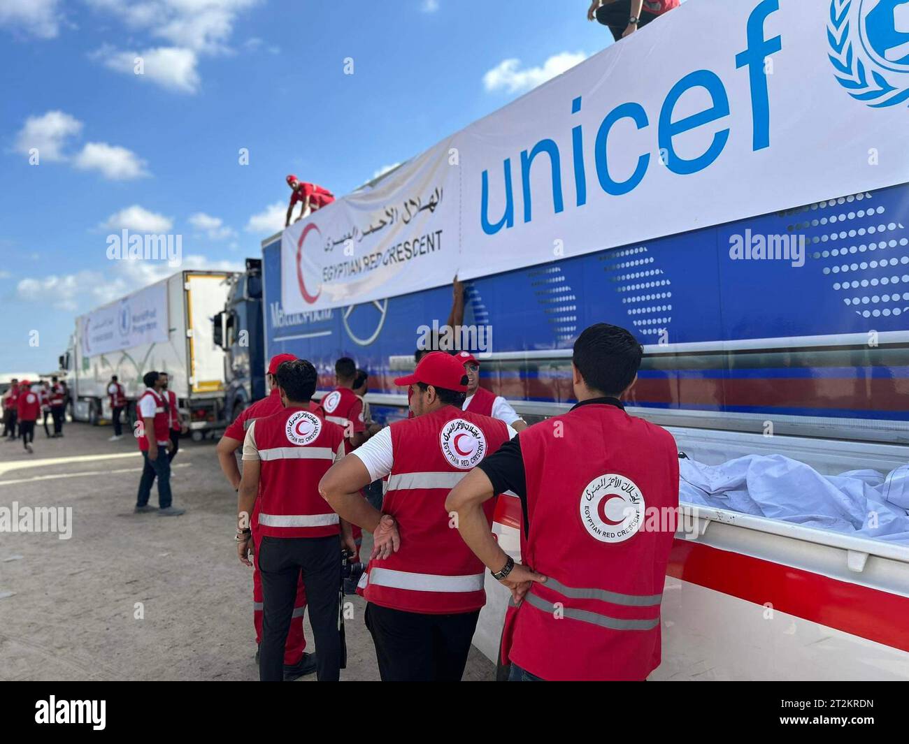 Al Arish. Oktober 2023. Mitarbeiter des ägyptischen Roten Halbmonds bereiten am 20. Oktober 2023 Lastwagen mit Hilfsgütern in Al-Arish vor, 45 Kilometer vom Rafah-Übergang in Ägypten entfernt. Auf der ägyptischen Seite des Grenzübergangs warten laut der ägyptischen Al-Qahera News viele LKW mit Tonnen Hilfsgütern, die kürzlich von mehreren Ländern und der Weltgesundheitsorganisation gespendet wurden, um am Freitag in Gaza zu überqueren. Quelle: Ahmed Gomaa/Xinhua/Alamy Live News Stockfoto