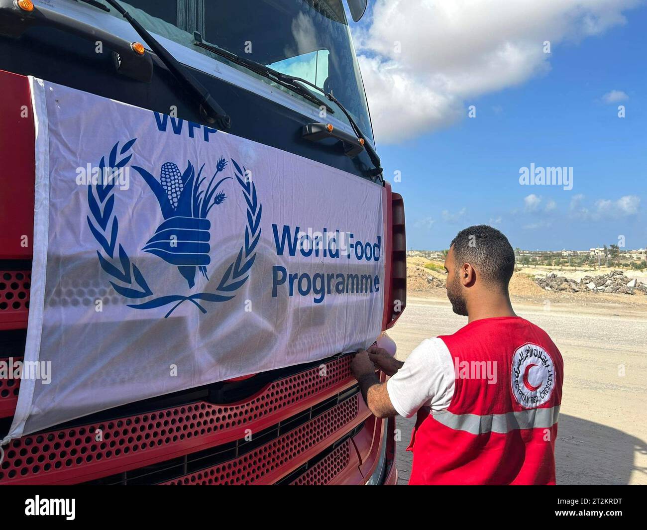 Al Arish. Oktober 2023. Ein Mitarbeiter des ägyptischen Roten Halbmonds bereitet am 20. Oktober 2023 in Al-Arish, 45 Kilometer von der Rafah-Kreuzung in Ägypten, einen Lastwagen vor, der mit Hilfsgütern beladen ist. Auf der ägyptischen Seite des Grenzübergangs warten laut der ägyptischen Al-Qahera News viele LKW mit Tonnen Hilfsgütern, die kürzlich von mehreren Ländern und der Weltgesundheitsorganisation gespendet wurden, um am Freitag in Gaza zu überqueren. Quelle: Ahmed Gomaa/Xinhua/Alamy Live News Stockfoto