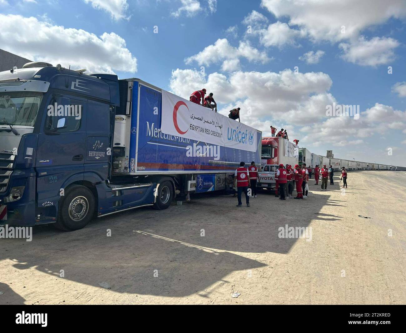 Al Arish. Oktober 2023. Mitarbeiter des ägyptischen Roten Halbmonds bereiten am 20. Oktober 2023 Lastwagen mit Hilfsgütern in Al-Arish vor, 45 Kilometer vom Rafah-Übergang in Ägypten entfernt. Auf der ägyptischen Seite des Grenzübergangs warten laut der ägyptischen Al-Qahera News viele LKW mit Tonnen Hilfsgütern, die kürzlich von mehreren Ländern und der Weltgesundheitsorganisation gespendet wurden, um am Freitag in Gaza zu überqueren. Quelle: Ahmed Gomaa/Xinhua/Alamy Live News Stockfoto