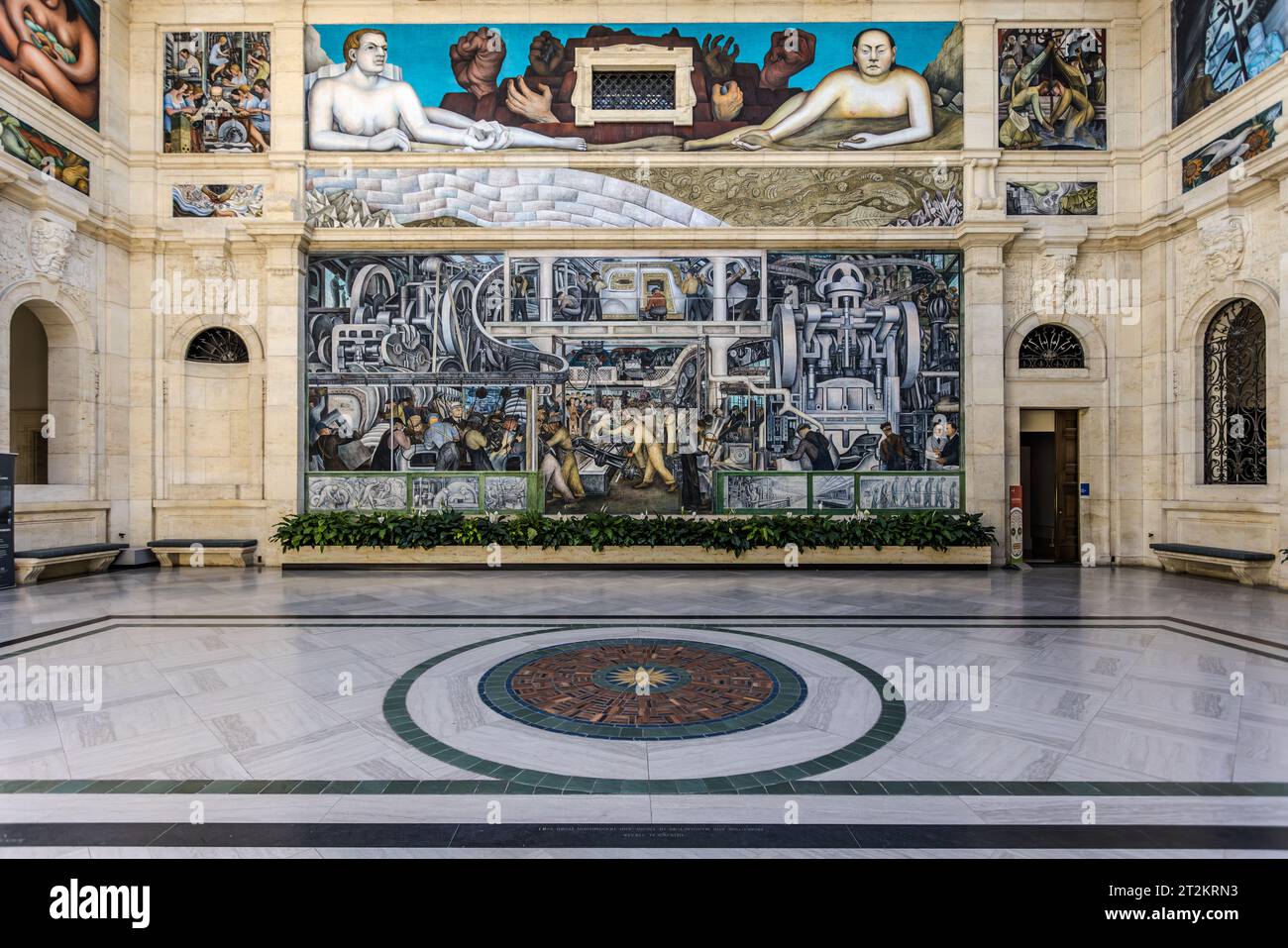 Rivera Court im Detroit Institute of Arts. Die Detroit Industry Murals (1932–1933) sind eine Serie von Fresken des mexikanischen Künstlers Diego Rivera, die aus 27 Tafeln bestehen, die die Industrie der Ford Motor Company und in Detroit, USA, darstellen. Detroit Industry Wandmalereien (1932–1933) sind eine Serie von Fresken des mexikanischen Künstlers Diego Rivera, die aus 27 Tafeln bestehen. Ein Hauptthema des Zyklus sind die Doppelqualitäten von Mensch, Natur und Technologie Stockfoto