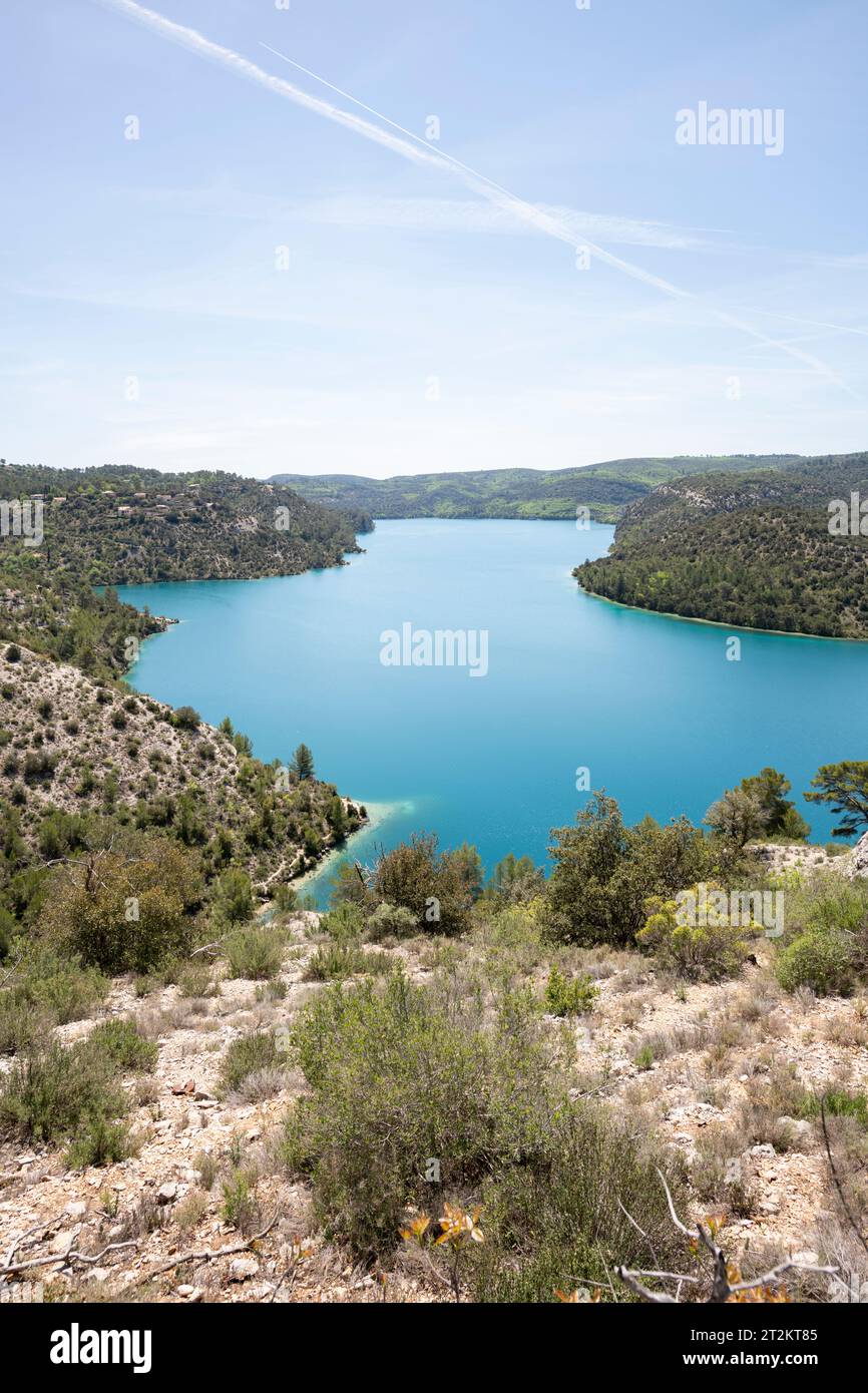 Vertikale Ansicht des Esparron Lake, Esparron de verdon, Südfrankreich Stockfoto