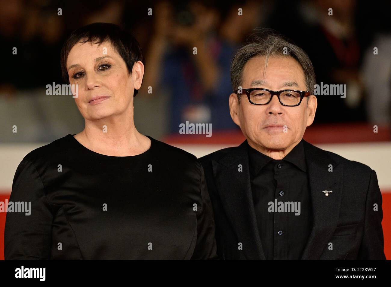 Die italienische Regisseurin Roberta Torre und der japanische Komponist Shigeru Umebayashi besuchen den roten Teppich des Films „Mi fanno male i capelli“ während des 18. Jahrhunderts Stockfoto