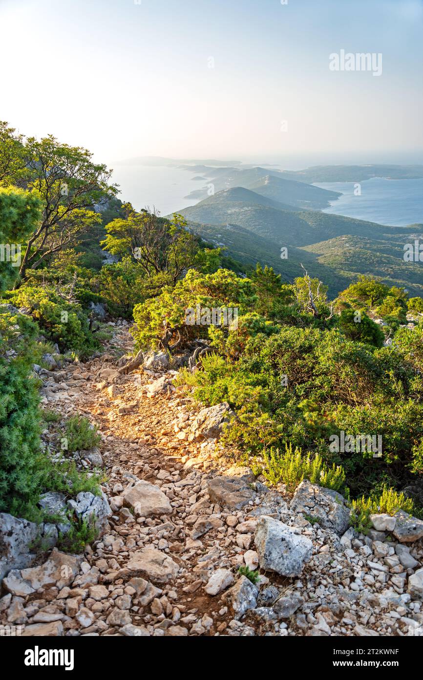 Wanderweg und Panoramablick auf den Berg Osorcica Televrina auf der Insel Losinj, Kroatien Stockfoto