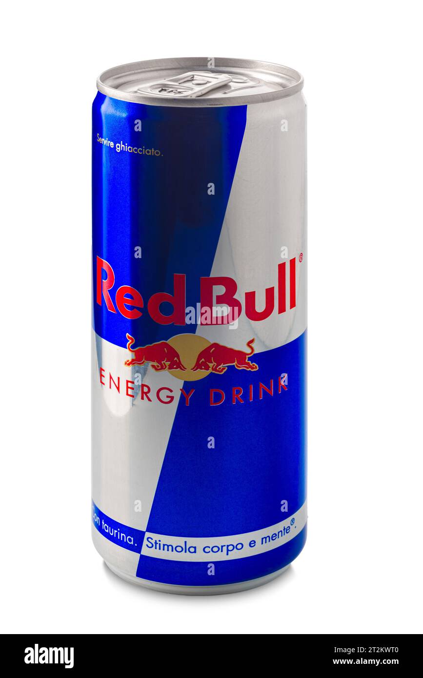 Italien - April 2023: Red Bull Energy Drink Dose isoliert auf weiß mit Beschneidungspfad. Verpackung für den italienischen Markt Stockfoto