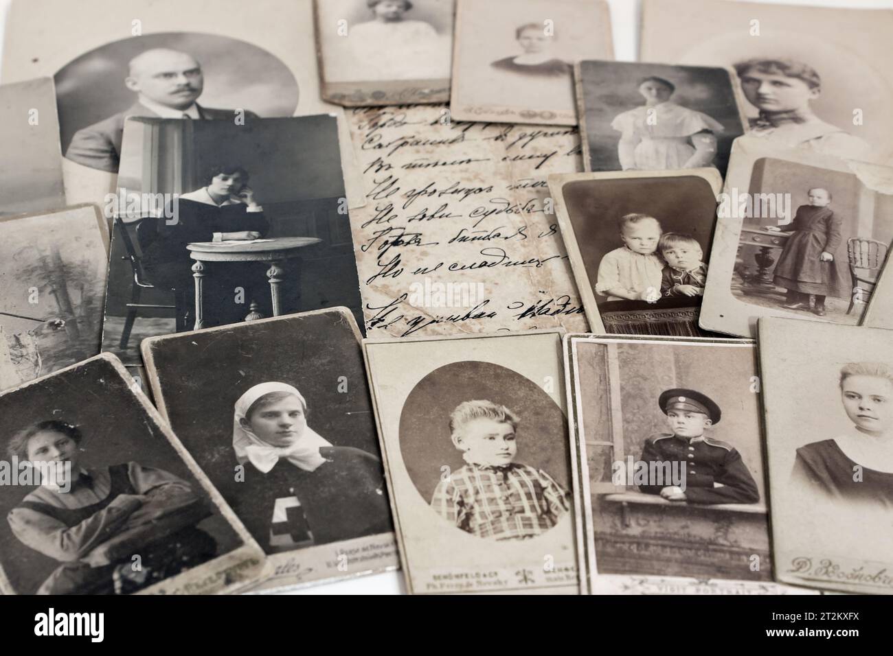 Vintage-Studio-Porträts Ende des 19. Jahrhunderts - Anfang des XX. Jahrhunderts, ehemaliges Russland Stockfoto