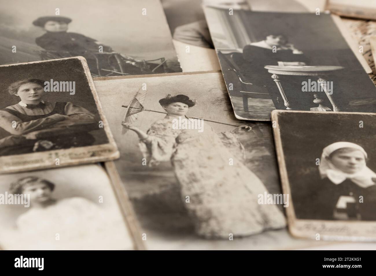 Vintage-Studio-Porträts Ende des 19. Jahrhunderts - Anfang des XX. Jahrhunderts, ehemaliges Russland Stockfoto