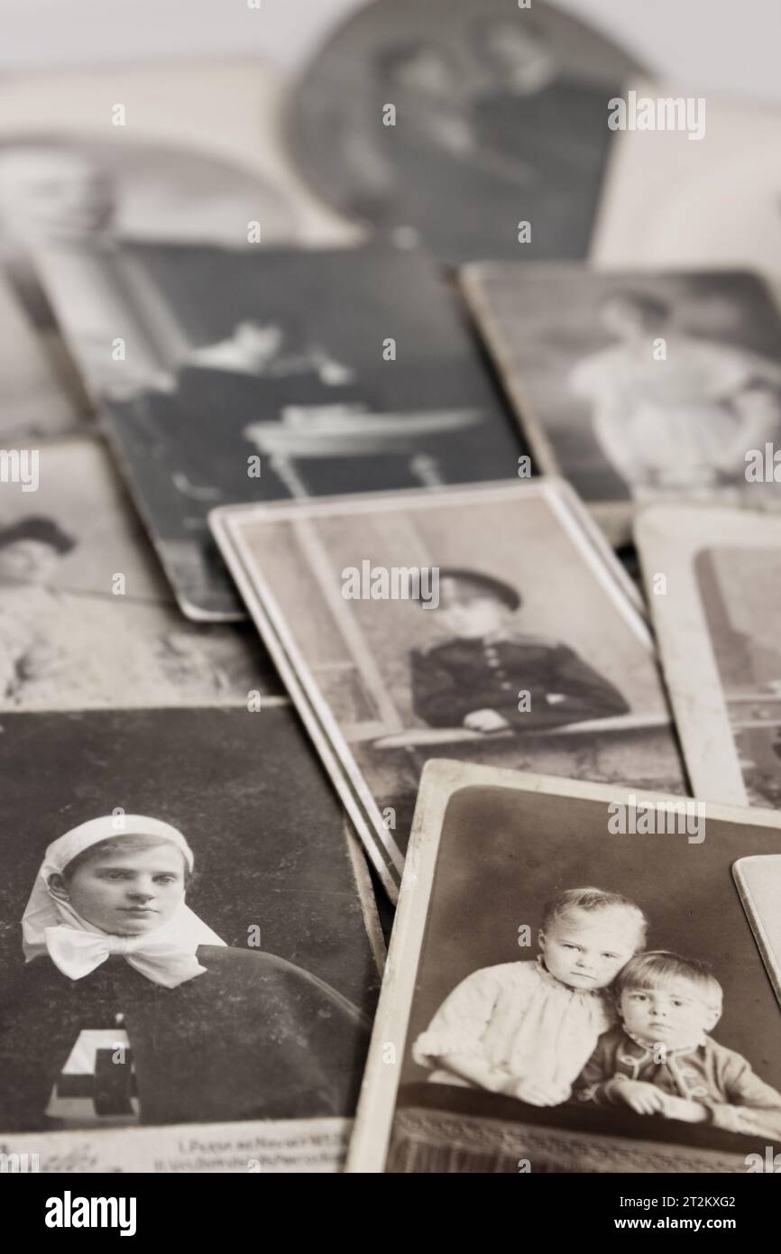 Vintage-Studio-Porträts der 1890er bis 1910er Jahre im zaristischen Russland Stockfoto