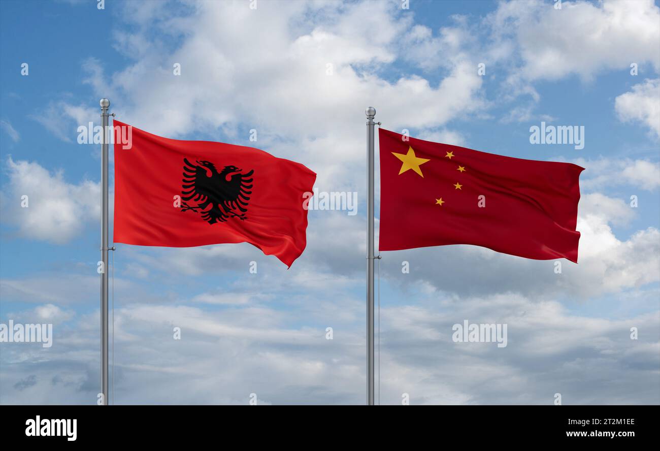 China- und Albanienflaggen schwenken zusammen auf blauem bewölktem Himmel, zwei Länder-Beziehungskonzept Stockfoto