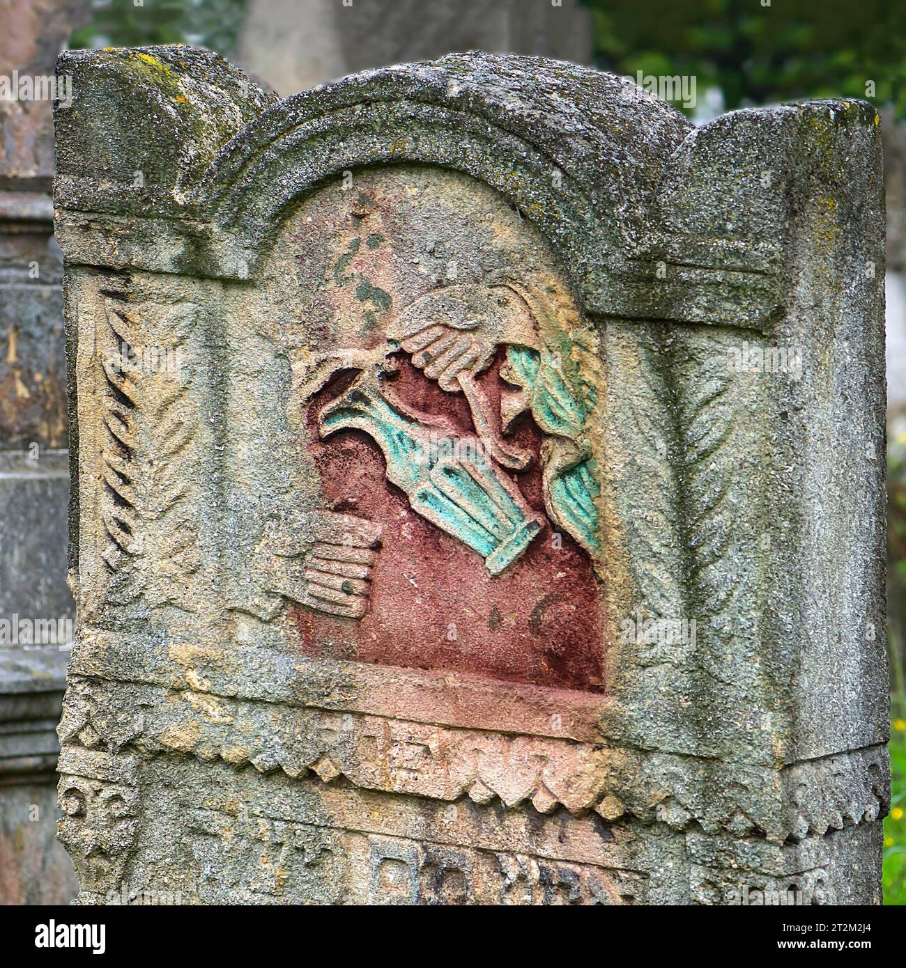 Jüdischer Grabstein mit farbigem Relief eines levitanischen Kängers, jüdischer Friedhof, seit 1866, Czernowicz, Bukowina, Ukraine Stockfoto