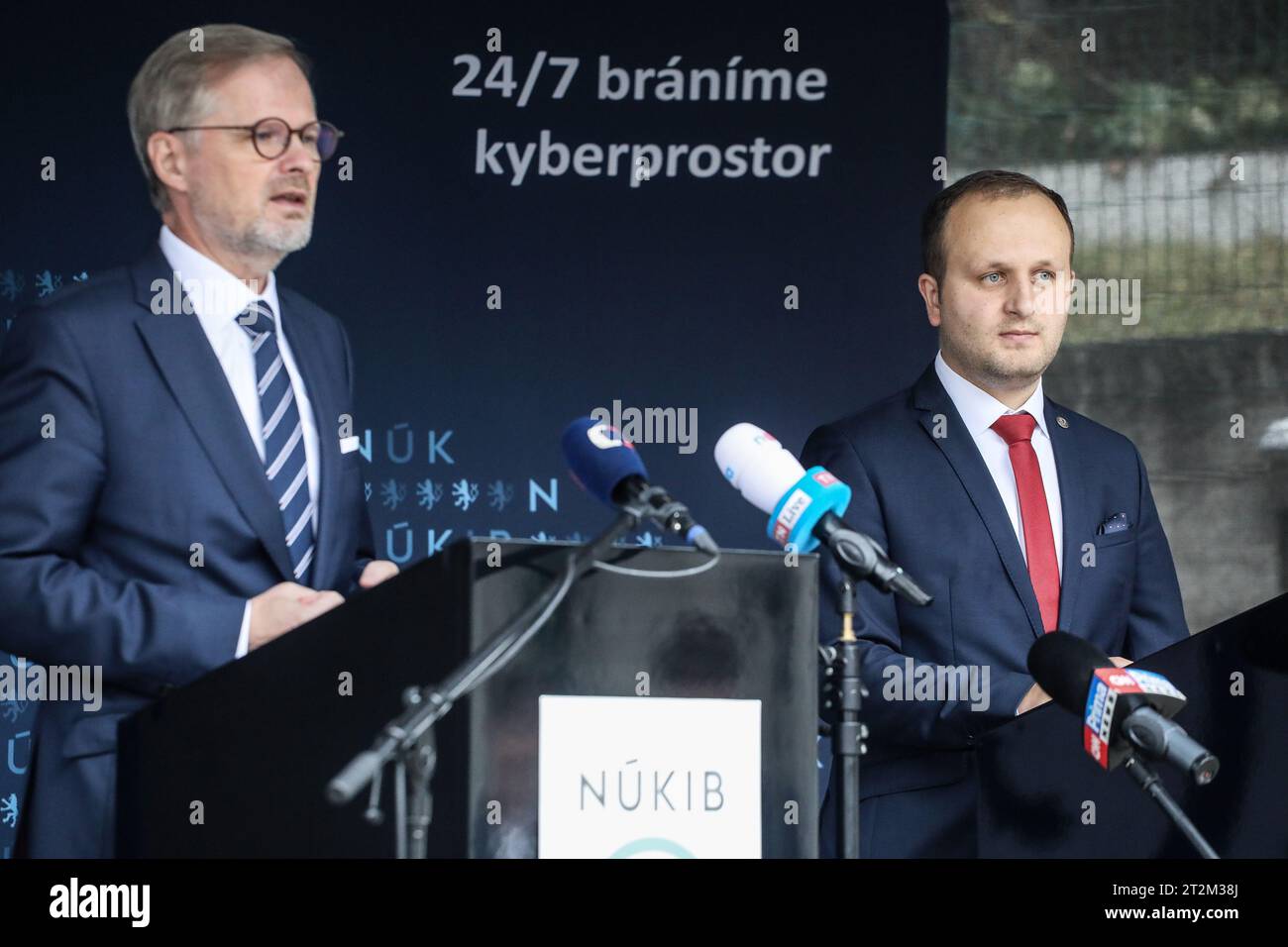 Brünn, Tschechische Republik. Oktober 2023. Der tschechische Premierminister Petr Fiala (ODS), links, besucht das nationale Büro für Cyber- und Informationssicherheit (NUKIB) und trifft am 20. Oktober in Brünn, Tschechische Republik mit seinem Management unter Leitung von Direktor Lukas Kintr, rechts, zusammen. 2023. Vermerk: Monika Hlavacova/CTK Photo/Alamy Live News Stockfoto