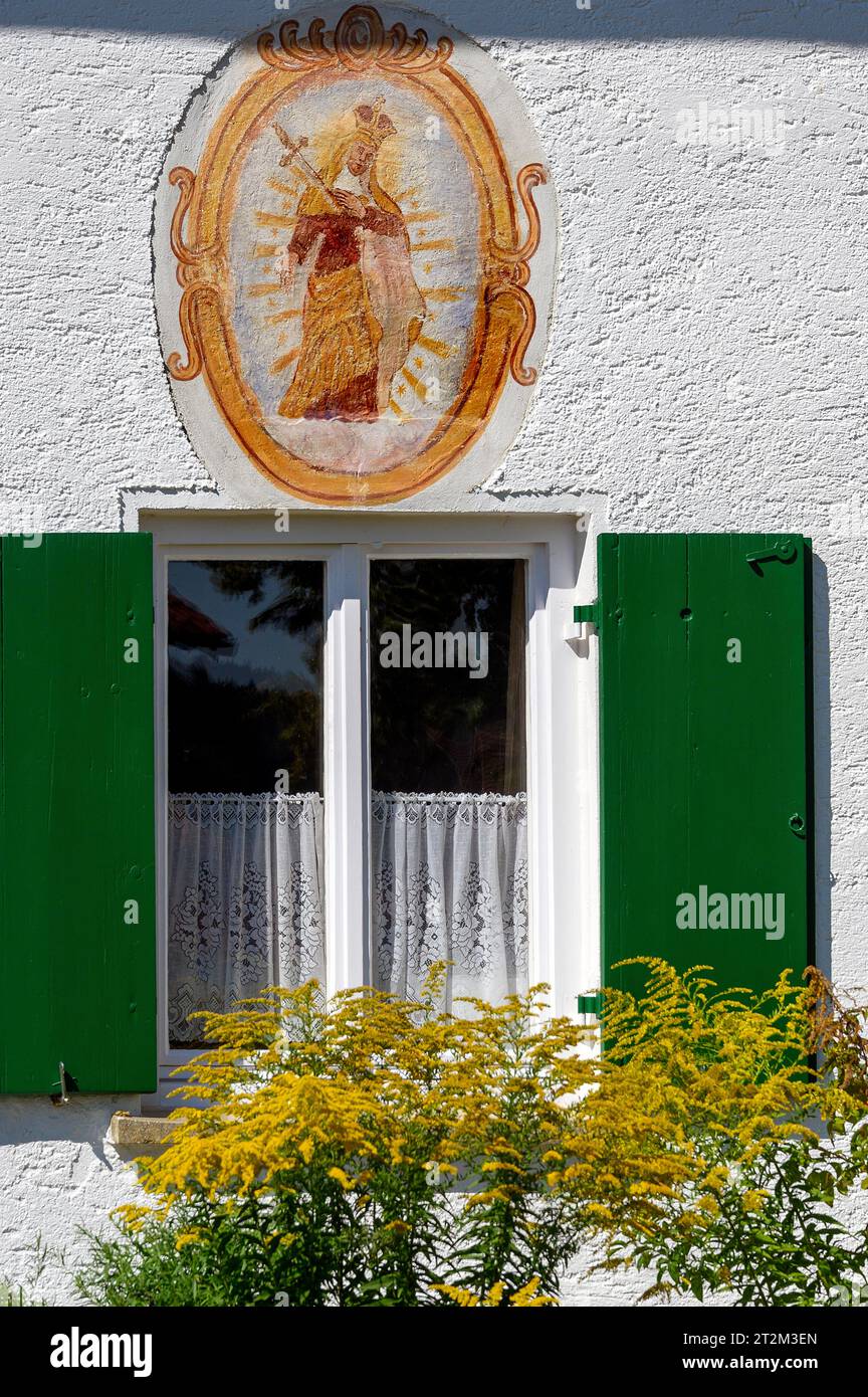 Fassade mit christlichem Fresko und Fenster im Schwäbischen Freilichtmuseum, Illerbeuren, Schwaben, Bayern, Deutschland Stockfoto