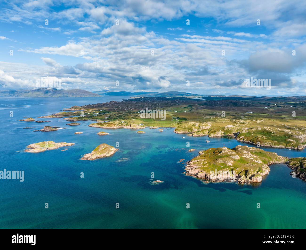 Luftaufnahme der Küste der Halbinsel Ross of Mull mit kleinen Inseln, Isle of Mull, Argyll und Bute, Schottland, Vereinigtes Königreich Stockfoto