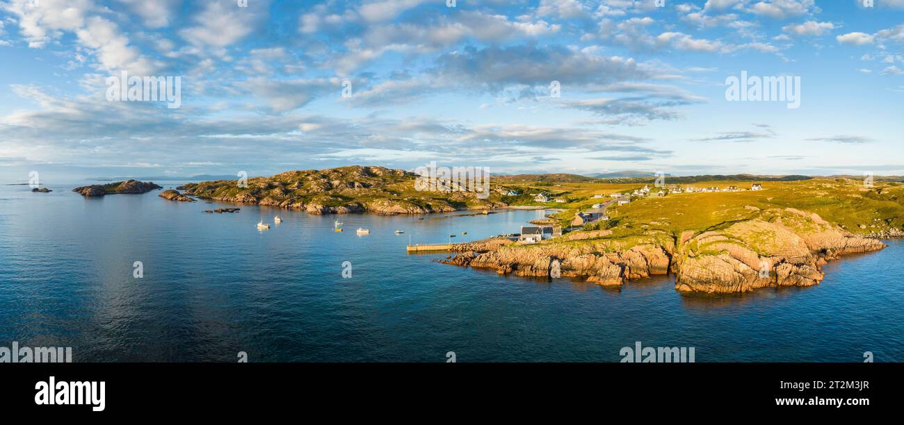 Luftpanorama der Küste der Halbinsel Ross of Mull mit dem Fischerdorf Fionnphort, Isle of Mull, Argyll und Bute, Schottland Stockfoto