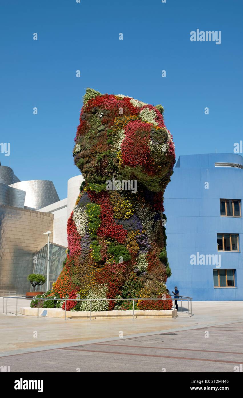 „Welpe“ - eine mit Blumen bedeckte Skulptur des Künstlers Jeff Coons vor dem Guggenheim Kunstmuseum in Bilbao, Spanien. Stockfoto