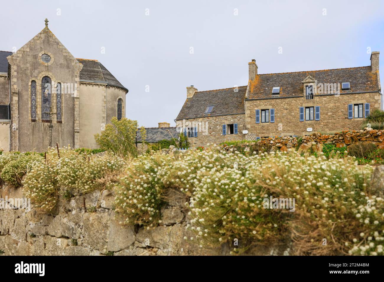 Eglise Notre-Dame-du-Bon-Secours Kirche und Steinhaus, Insel Ile de Batz im Ärmelkanal vor der Küste der Bretagne in der Nähe von Roscoff, Departement Stockfoto