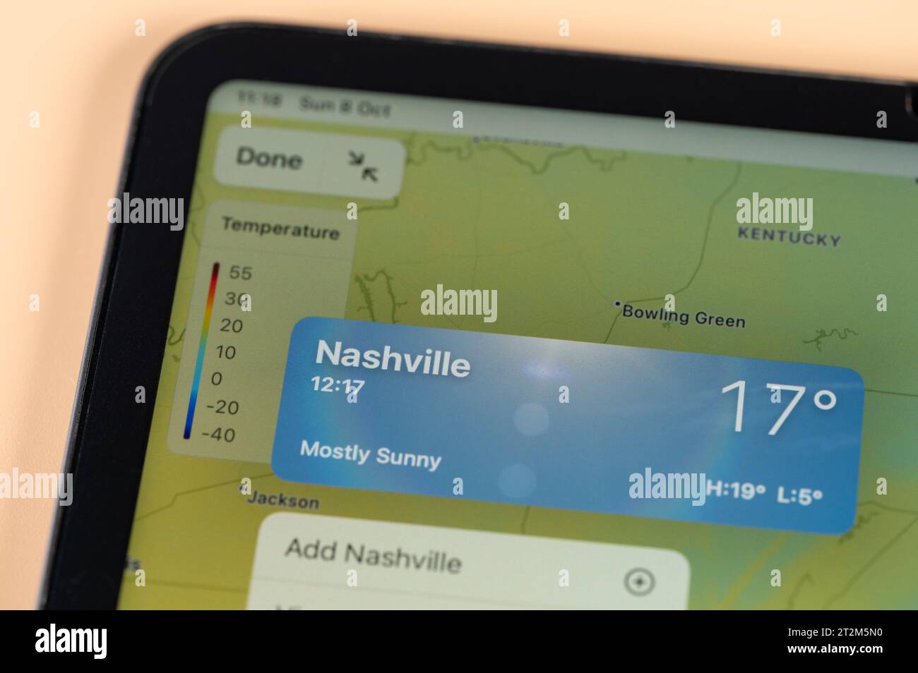 New York, USA – 8. Oktober 2023: Überprüfung der Temperatur in Nashville City auf der Online-App ipad Tablet-Bildschirm Nahansicht Stockfoto