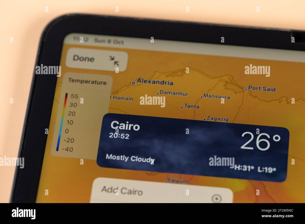 New York, USA – 8. Oktober 2023: Überprüfung der Temperatur außerhalb von Kairo mit der Online-App ipad Tablet-Bildschirm Nahansicht Stockfoto