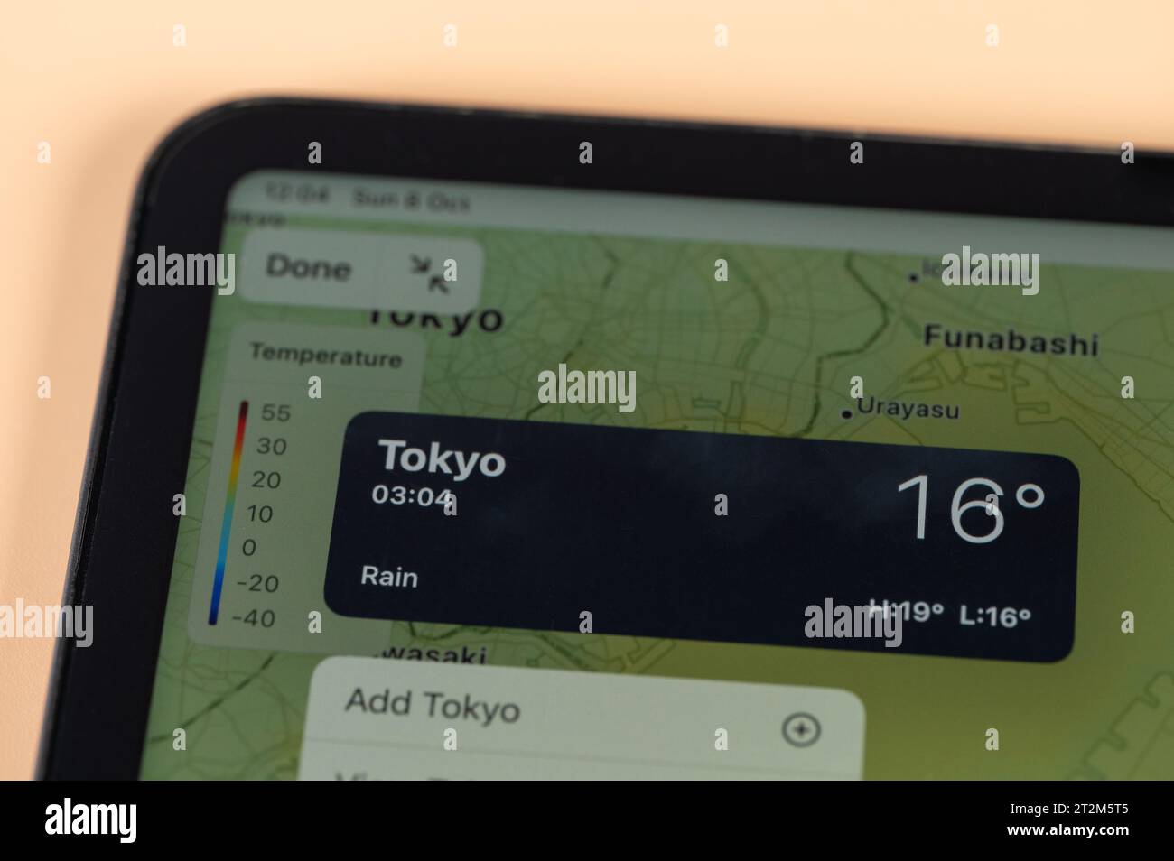 New York, USA – 8. Oktober 2023: Überprüfung der Temperatur außerhalb von Tokio mit der Online-App ipad Tablet-Bildschirm Nahansicht Stockfoto