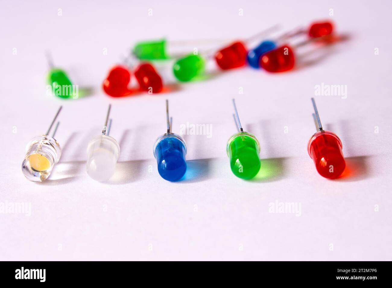 Eine Reihe von LED-Dioden mit Durchsteckmontage, rot, blau, grün und weiß, elektronische Komponenten Stockfoto