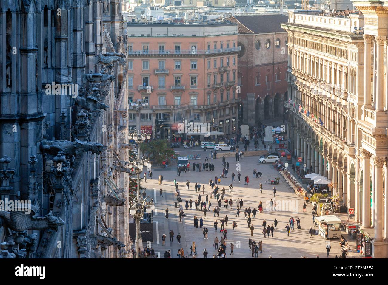 Panoramablick auf die Piazza del Duomo, von den oberen Stockwerken des Duomo aus gesehen, mit teilweiser Sicht auf die Galerie Vittorio Emanuele Stockfoto