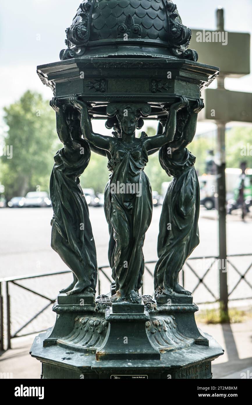 Grüner Wallace-Brunnen mit vier Karyatiden im Viertel Montmartre. PARIS - 29. APRIL 2019 Stockfoto